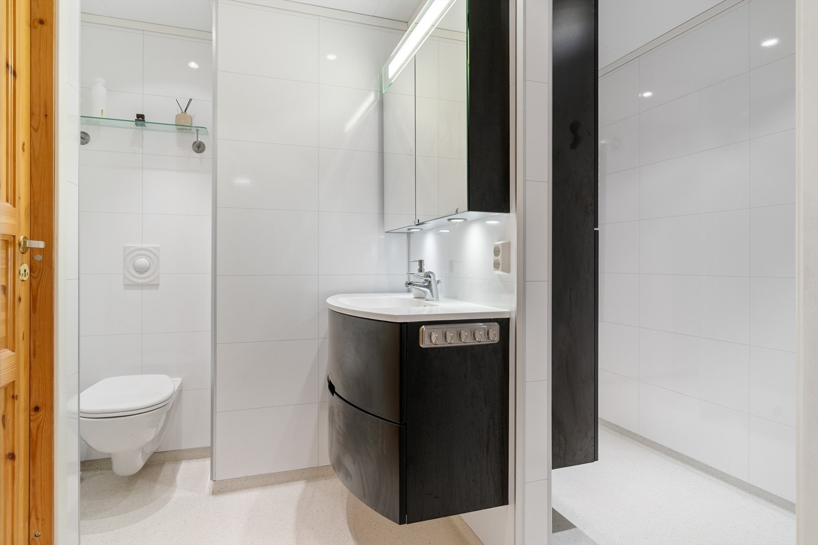 Badet i utleiedelen. Dusjavdelingen er separert bak halvvegg mot resten av baderommet. Galleribilde
