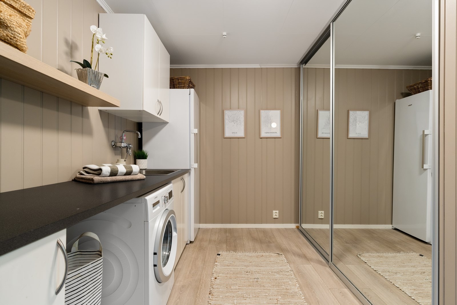 Rommet er praktisk innredet med skap- og benkeløsninger samt god garderobe bak fronter i helspeil. Det er nylig installert Aqua-stop i rommet. Galleribilde