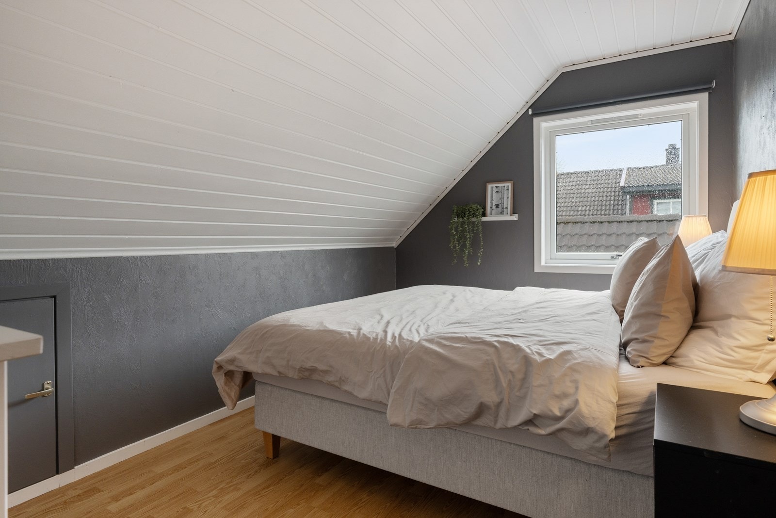 Soverom III måler 9 m². Lagringsrom i knekott også her. Galleribilde