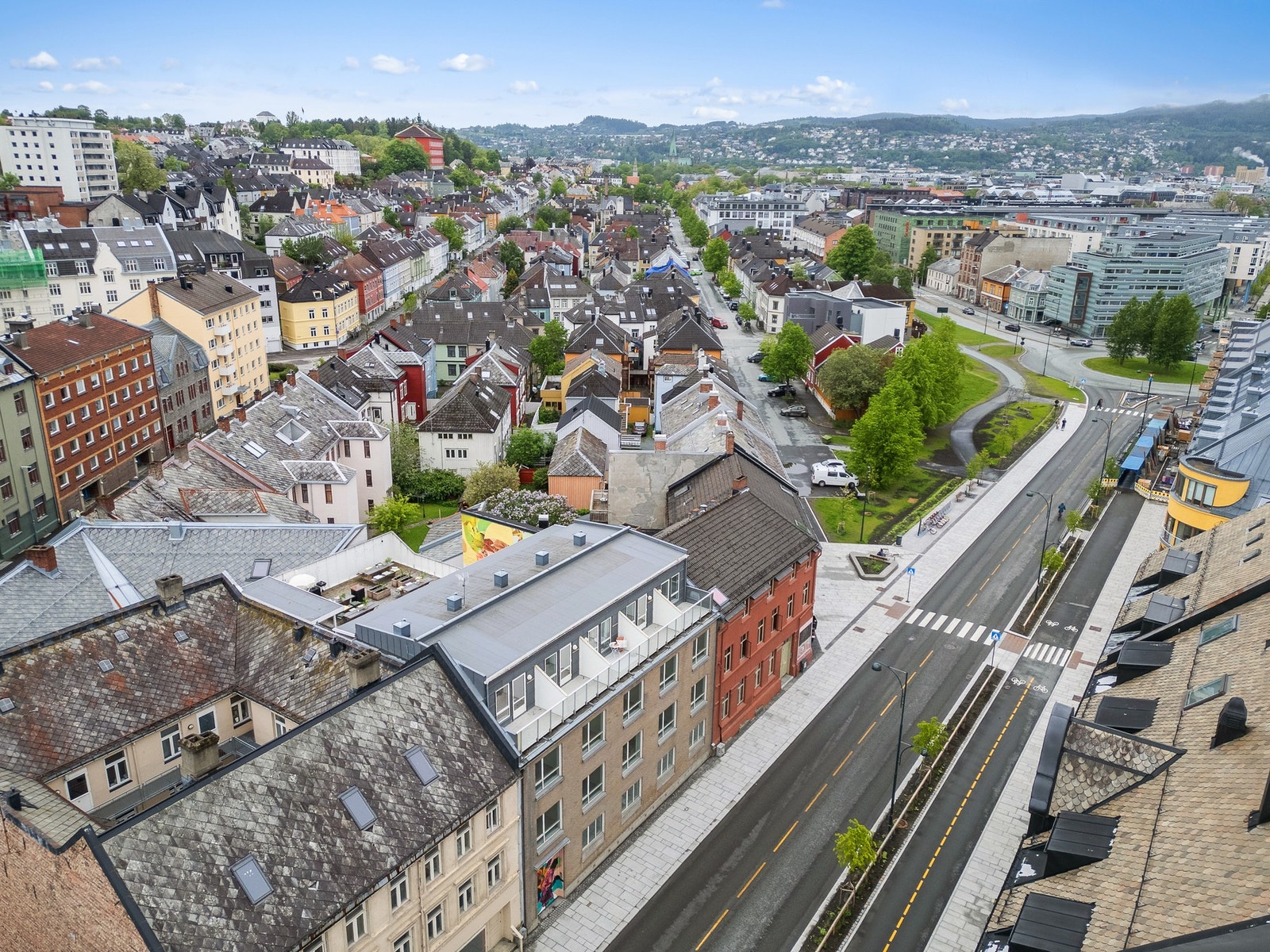 Leiligheten har en meget etterspurt beliggenhet med nærhet til de aller fleste servicefasiliteter, samt gode kollektivforbindelser. Galleribilde
