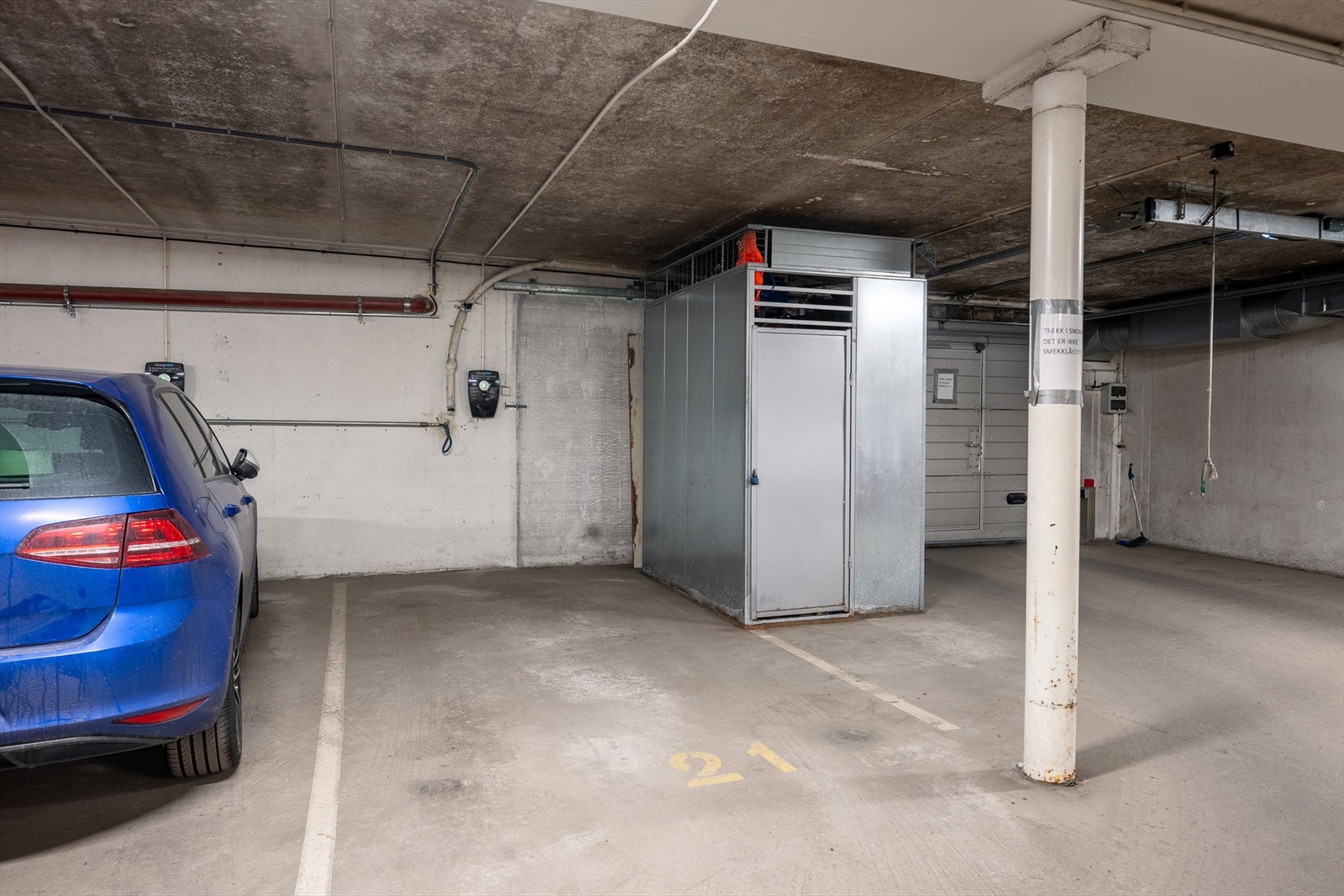 Parkeringplass i garasjekjeller med el-bil lader, samt to eksterne boder medfølger Galleribilde