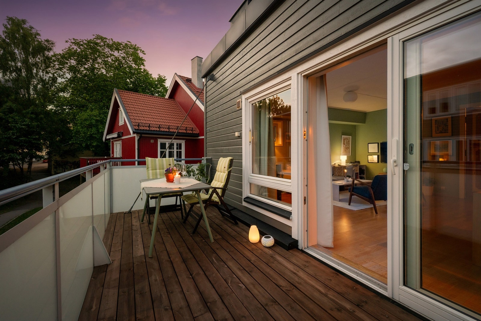 Utgang fra stue til en av boligens herlige uteplasser! Galleribilde