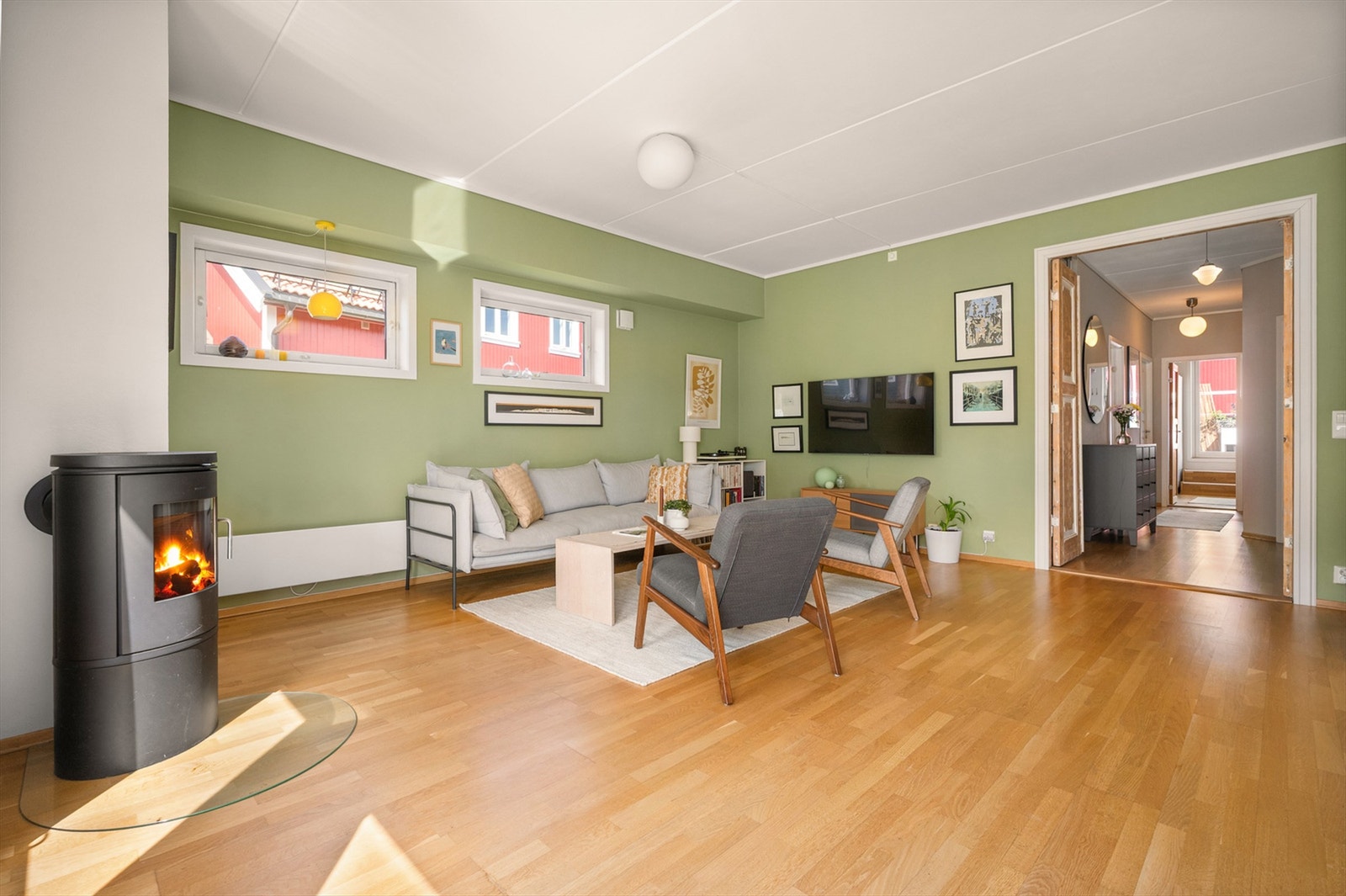 Her er det god plass til både sofa, samt tilhørende salongbord og tv-seksjon Galleribilde
