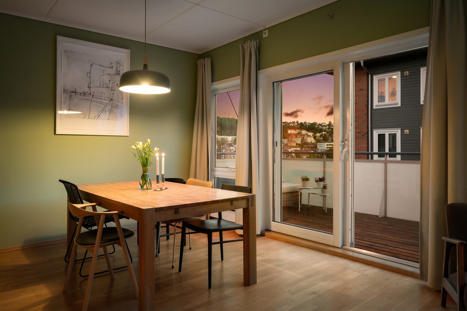 Leiligheten har en luftig stue med god takhøyde, åpen stue-/kjøkkenløsning og peisovn som skaper en lun atmosfære. Foto: GUTT FOTO Galleribilde