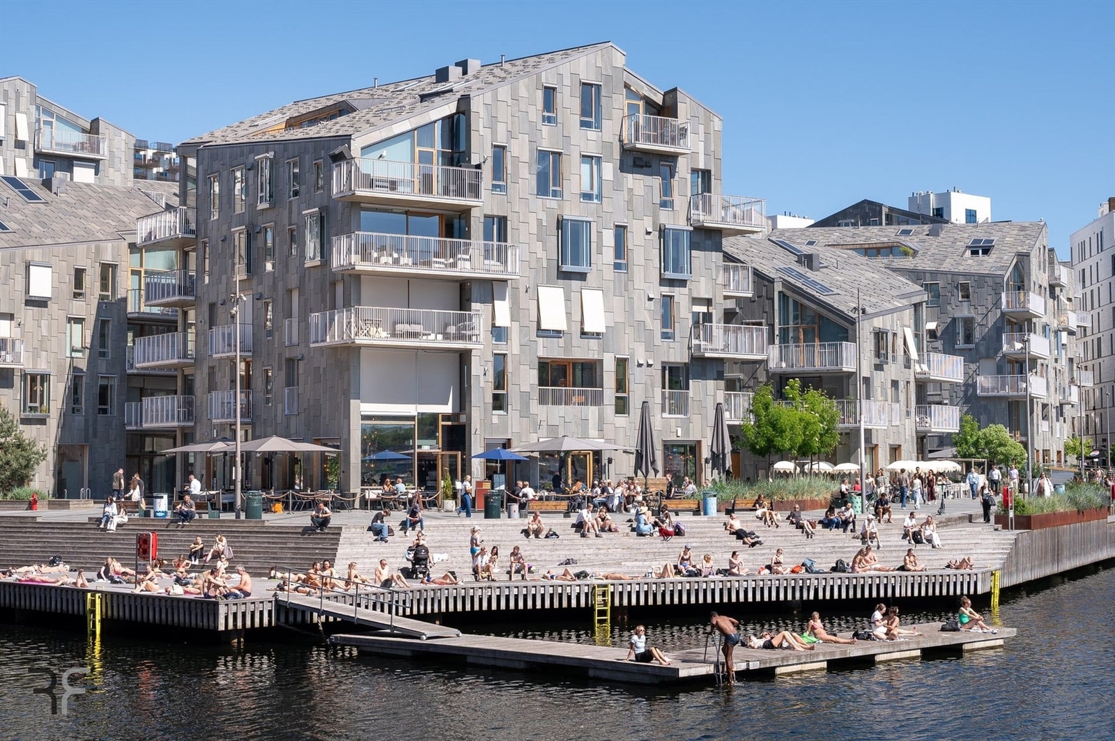 Leiligheten har kort avstand til Bjørvika hvor Sørenga byr på fine badeplasser for både store og små Galleribilde