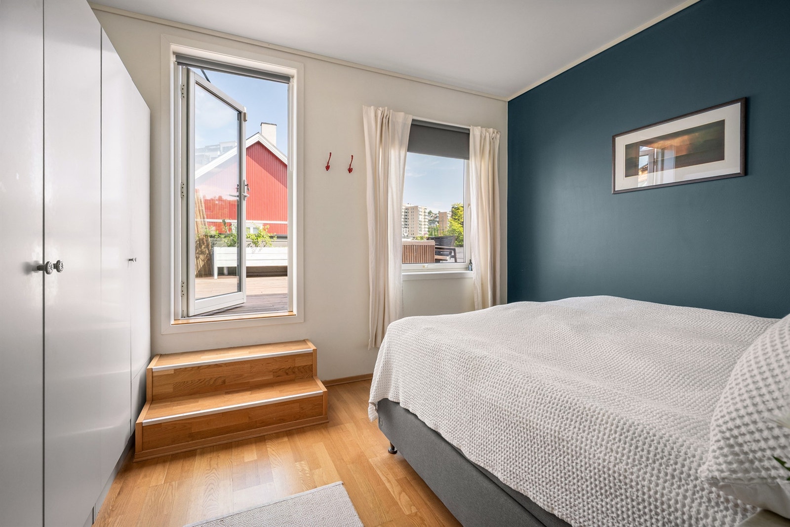 Fra soverommet er det videre adkomst til boligens andre uteplass, som blir en herlig forlengelse av boligen hele sommeren! Galleribilde