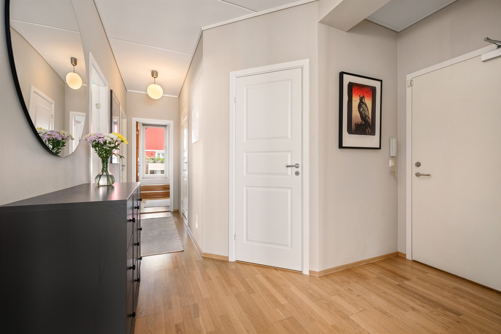 Fra entré er det videre adkomst til alle boligens øvrige rom, noe som understreker den gode planløsningen Galleribilde