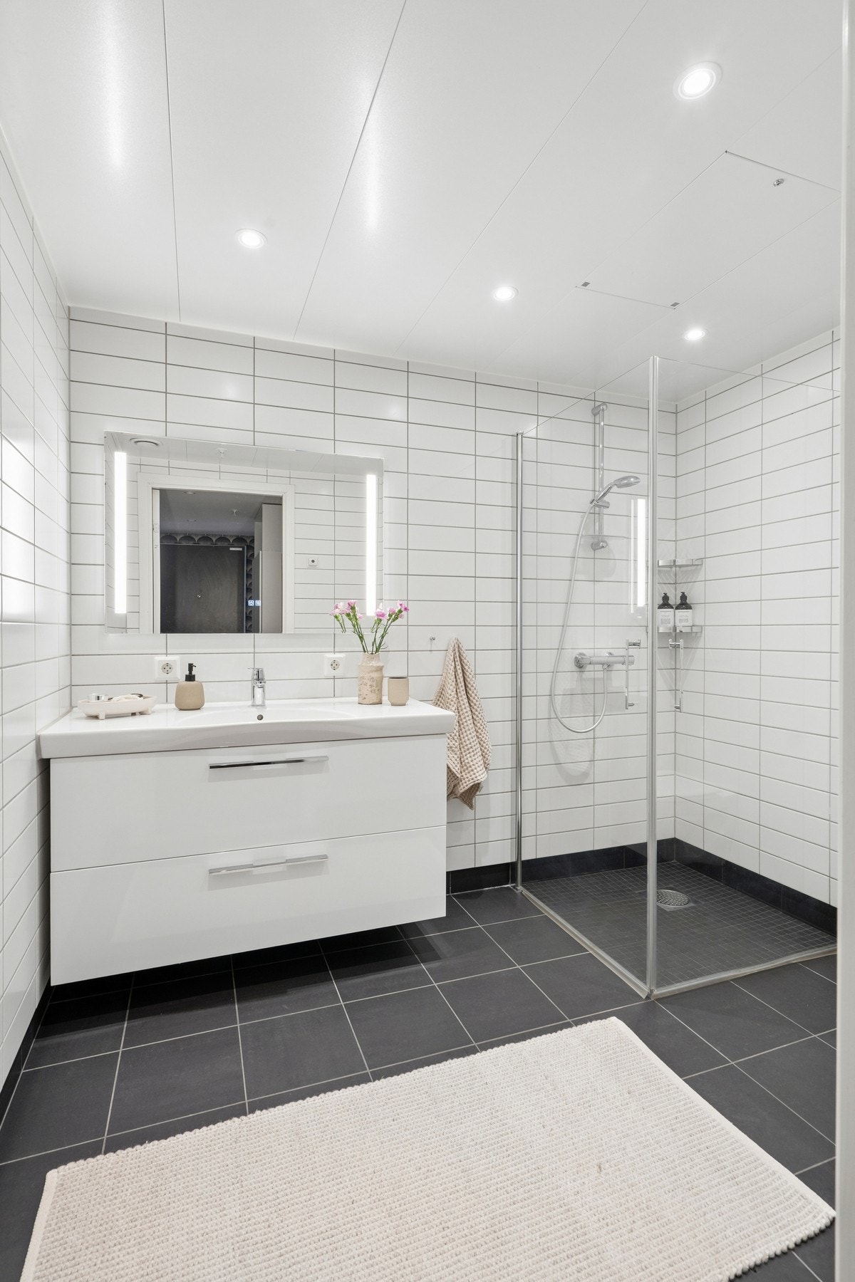 Badet har elektriske varmekabler i gulvet og opplegg for vaskemaskin. Galleribilde