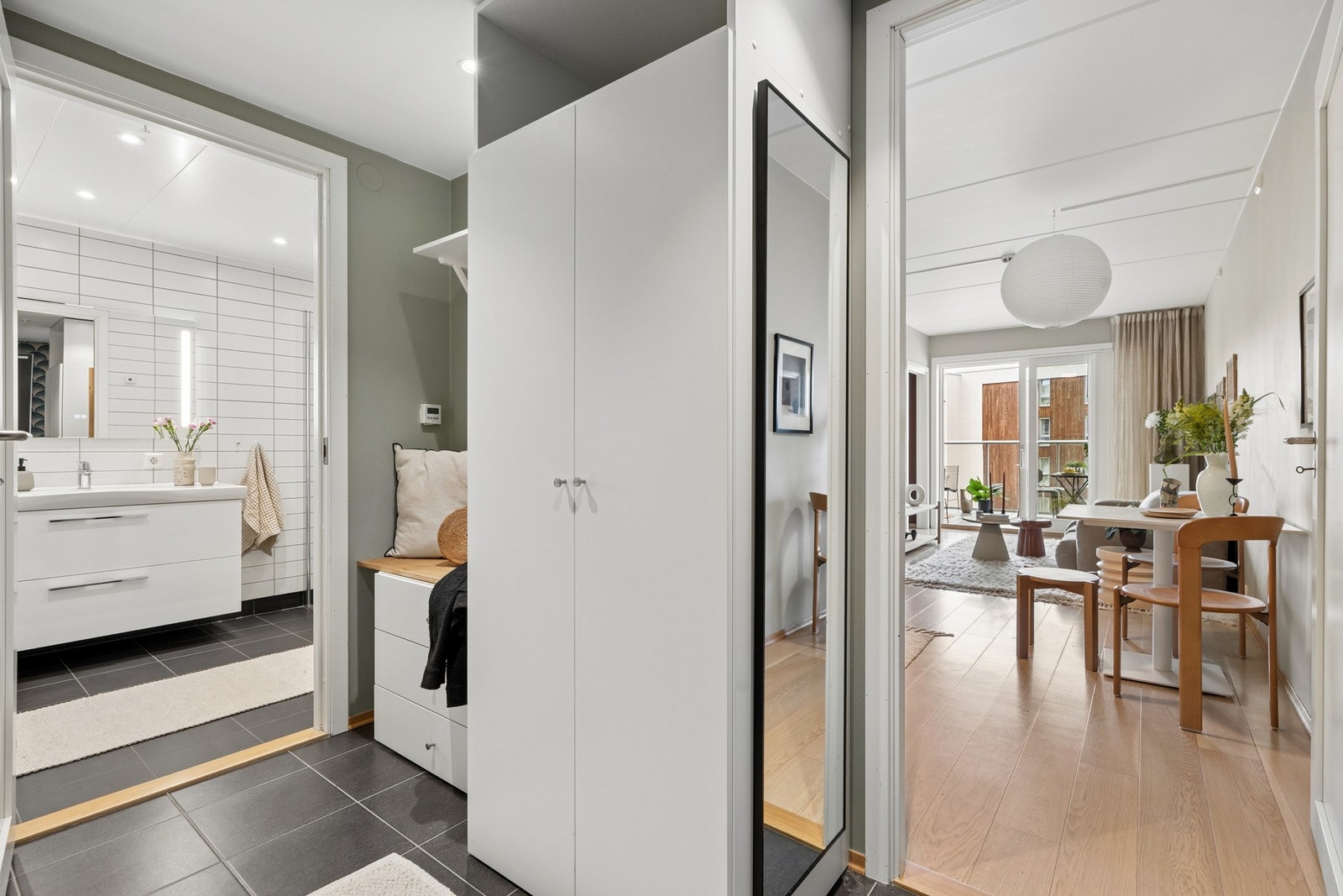 Entréen har gulvvarme og plass til yttertøy. Herfra er det inngang til badet og åpen løsning mot stuen. Galleribilde
