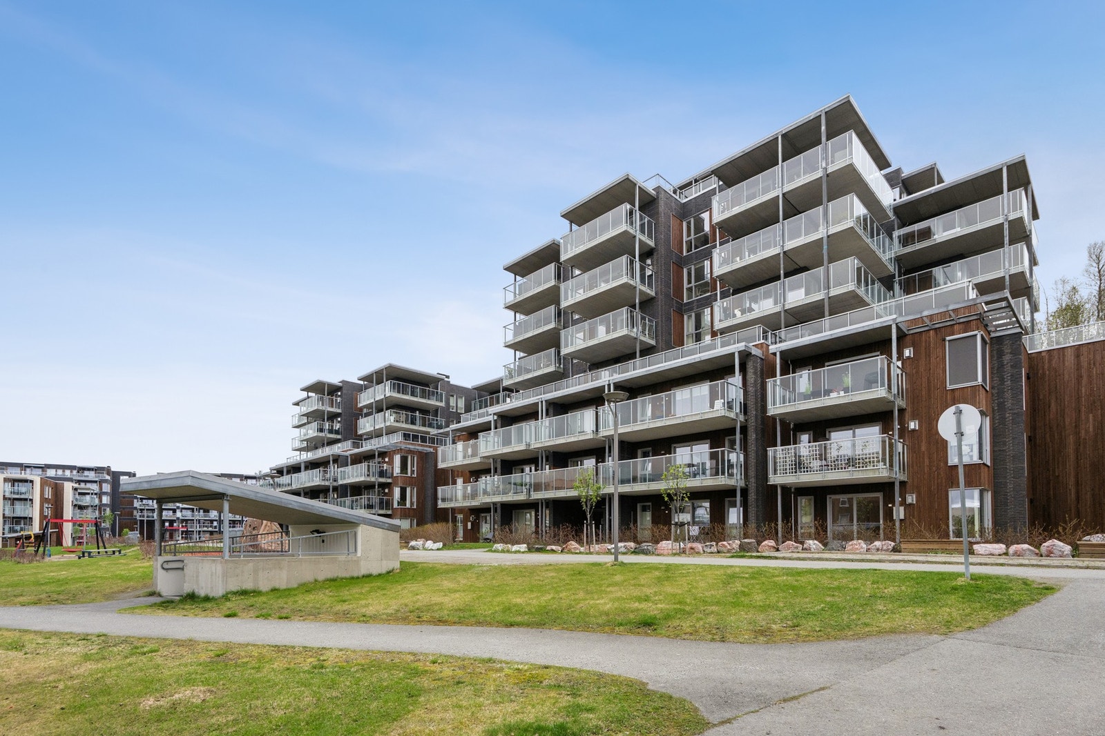 Moderne leilighetsbygg fra 2016 med heis og felles inngangsparti. Galleribilde