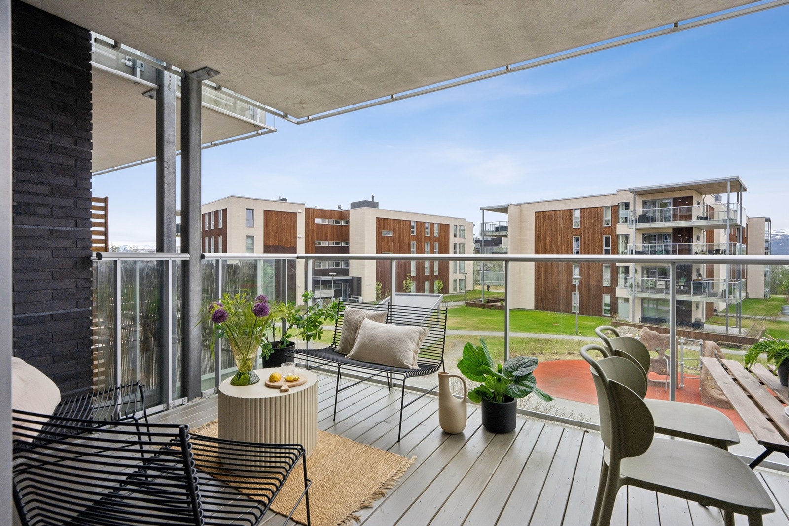 Fra stuen er det utgang til en romslig, vestvendt balkong på over 12 m². Galleribilde