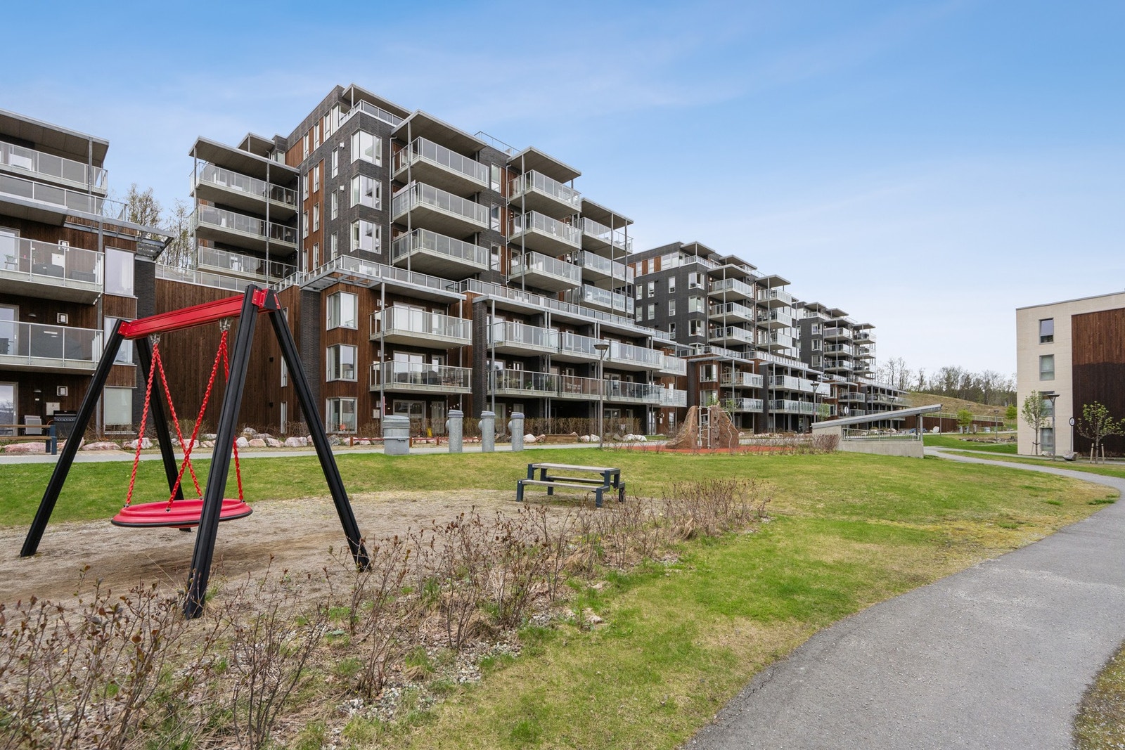 Sameiet har velholdte fellesarealer med plen, beplantning og lekeplasser. Galleribilde