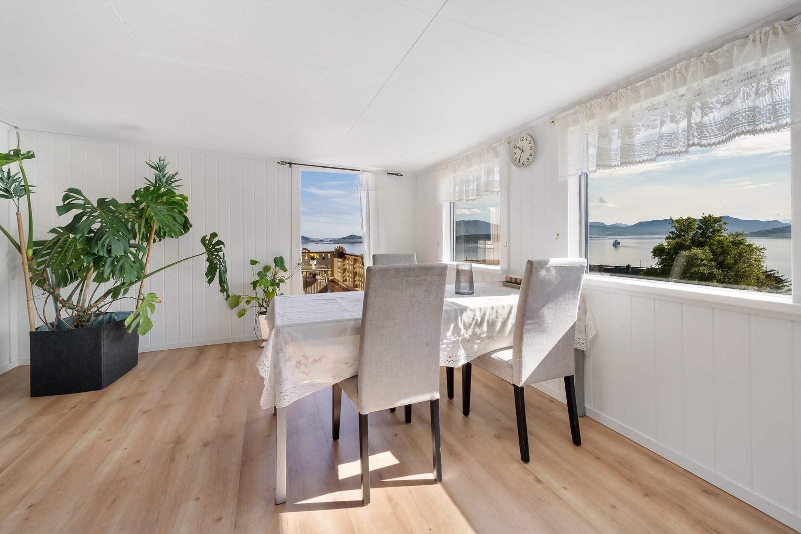 Nyere vinterhage med utgang til veranda. Galleribilde