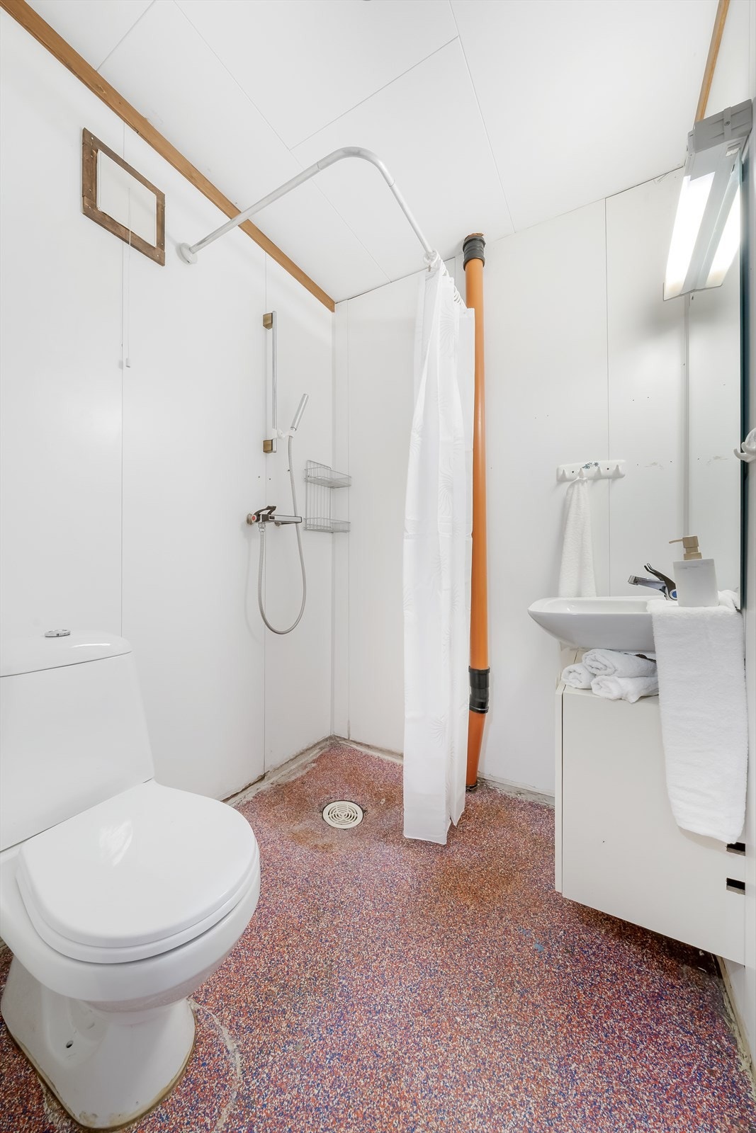 Bad i underetasjen fra byggeår. Galleribilde