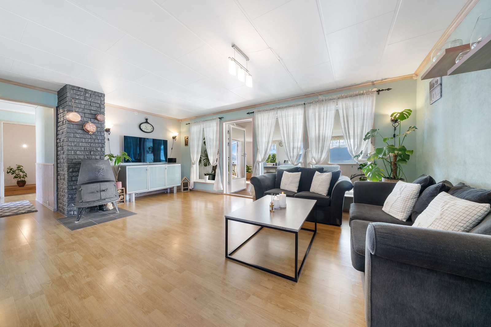 Romslig og fin stue med ildsted. Galleribilde