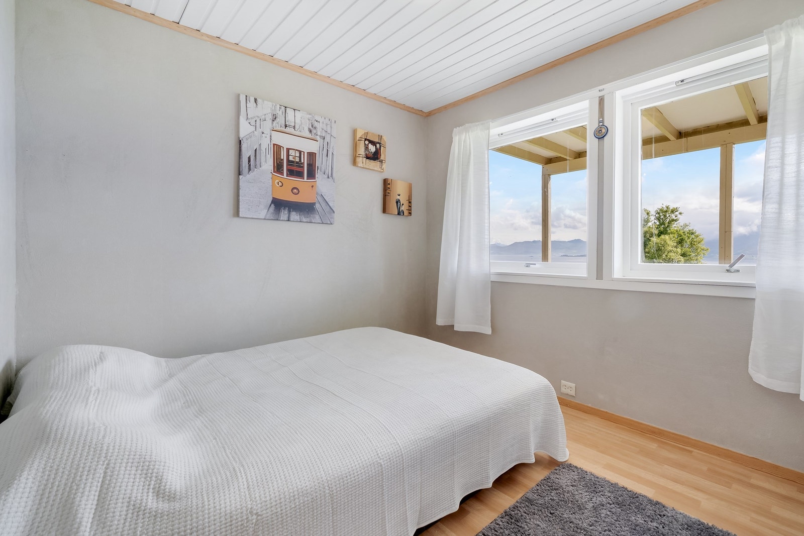 Rom i kjeller innredet som soverom. Galleribilde