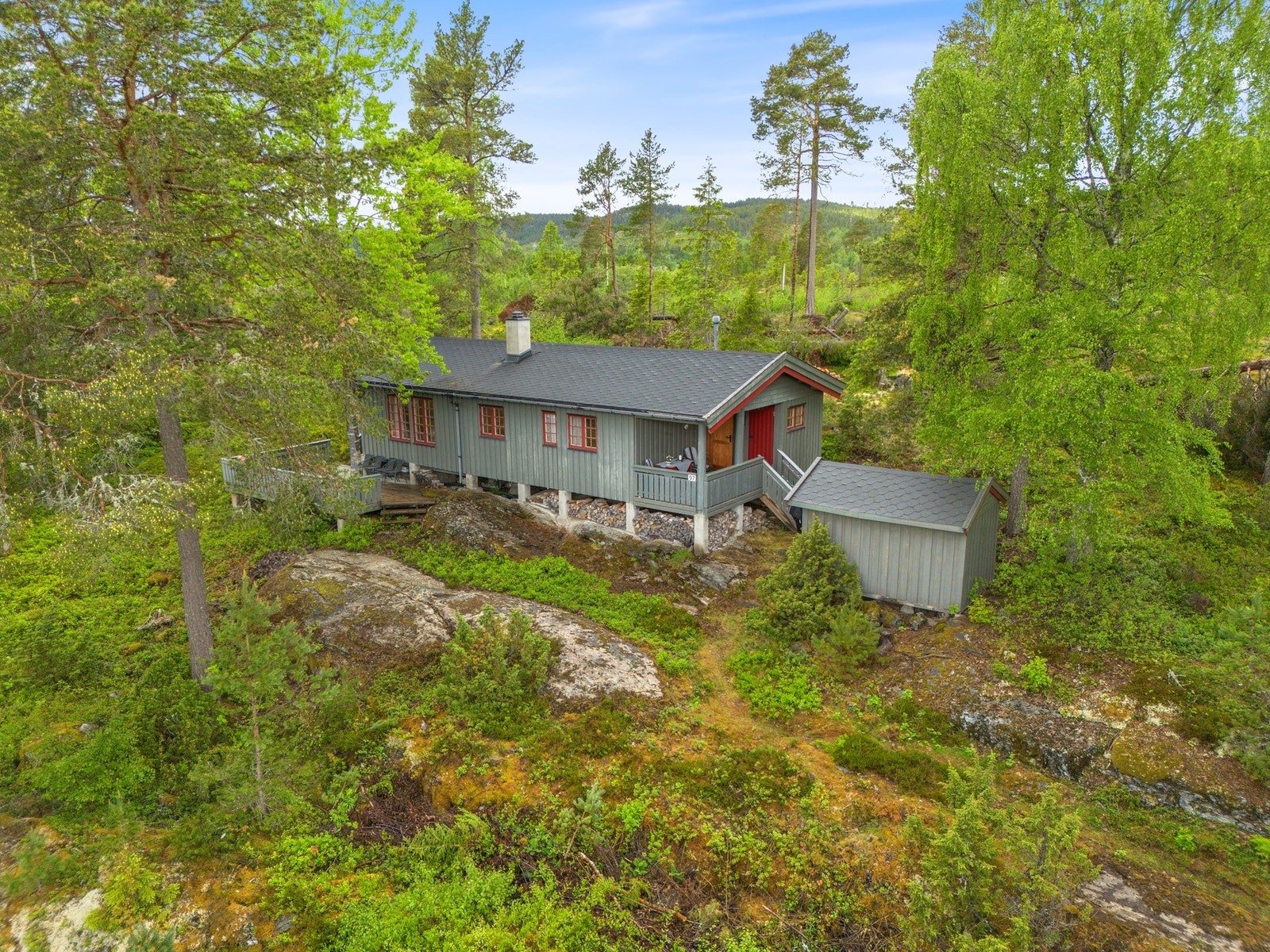 Trivelig hytte med naust i rekke, samt frittstående bod. Beliggende i Sør-Beitstad! Galleribilde