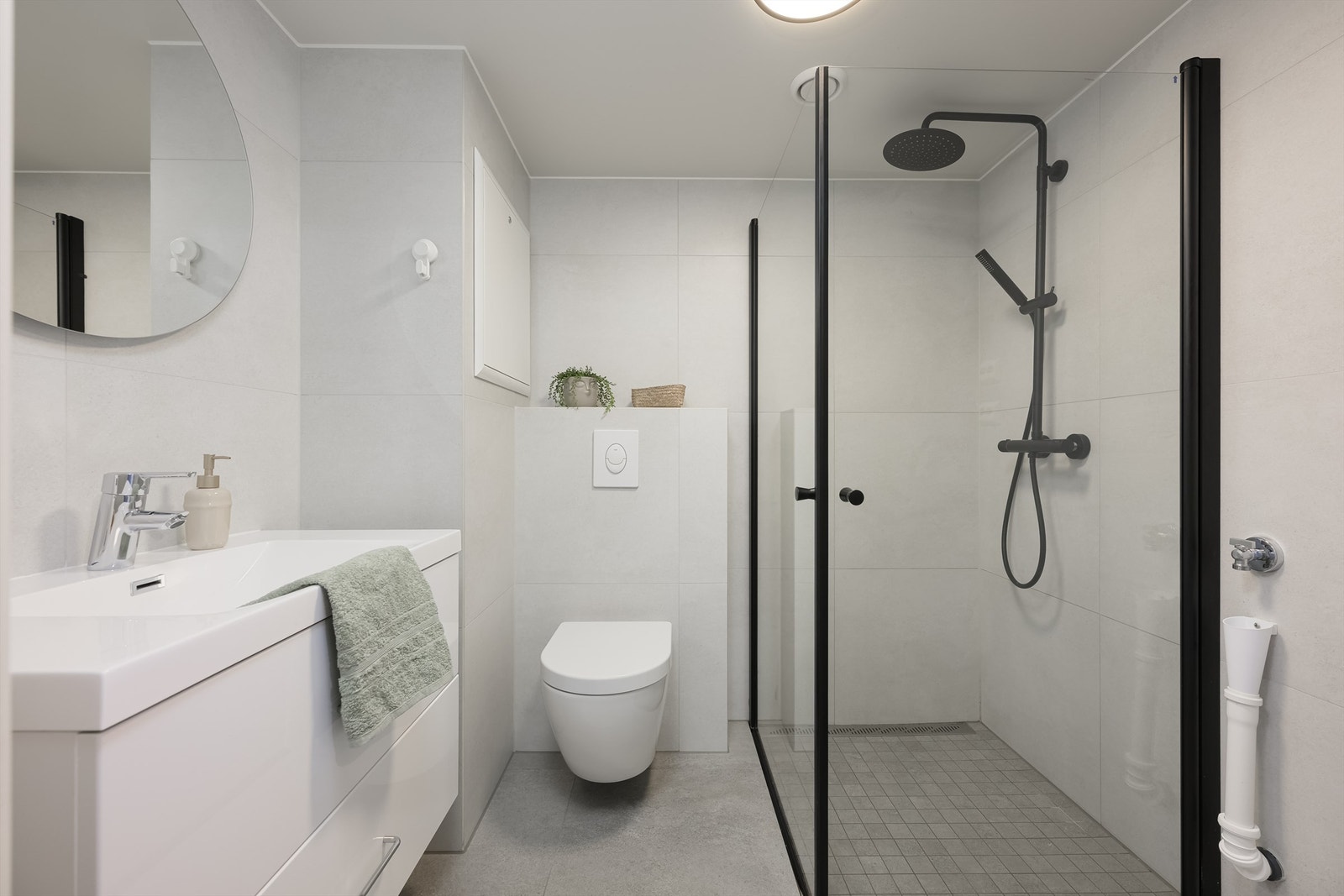 Badet ble oppgradert i 2023 med flislagte overflater, vegghengt toalett og dusjhjørne med regn- og hånddusj. Galleribilde