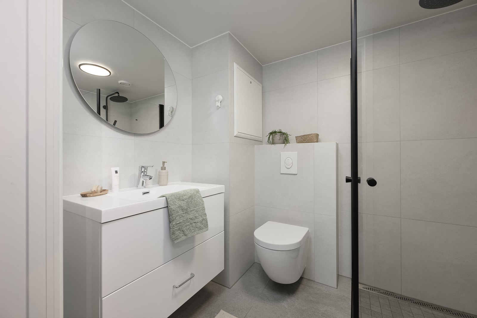 Elektrisk gulvvarme på badet. Her er det også opplegg for vaskemaskin og fordelerskap for rør-i-rør-systemet. Galleribilde