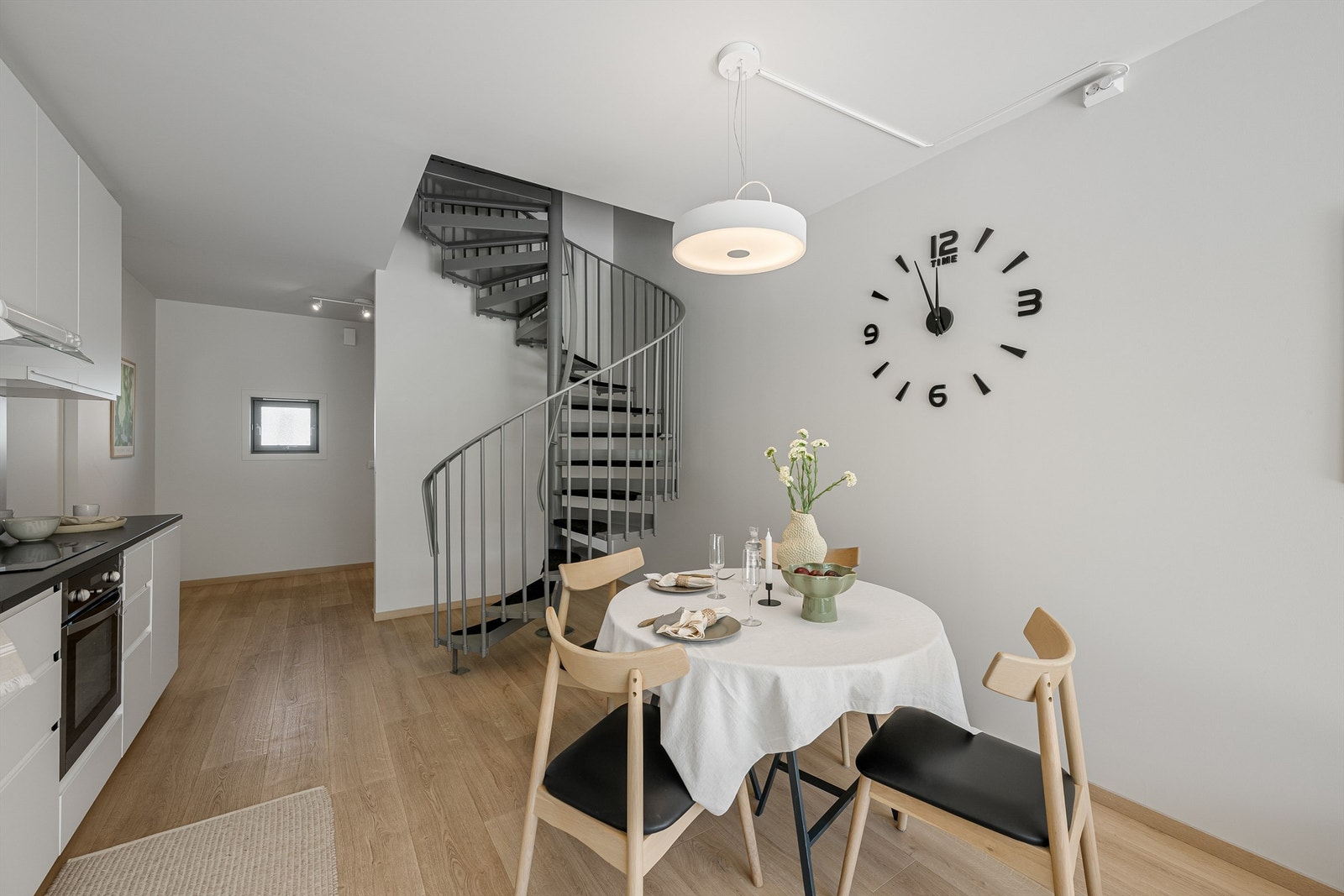 Spiseplass i tilknytning til kjøkkenet, med gjennomgående laminatgulv i hele etasjen. Galleribilde