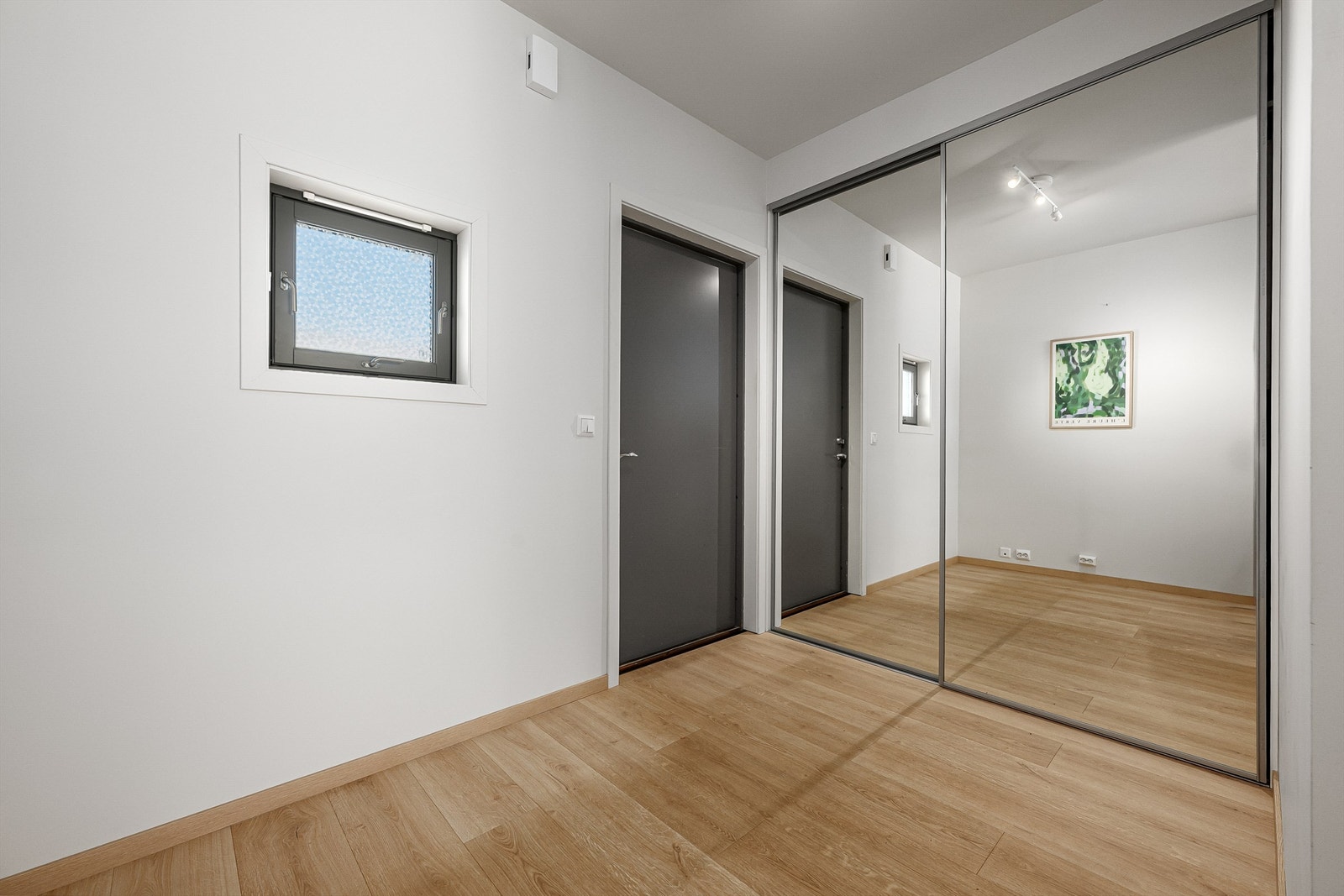 Entré med skyvedørsgarderobe. Galleribilde