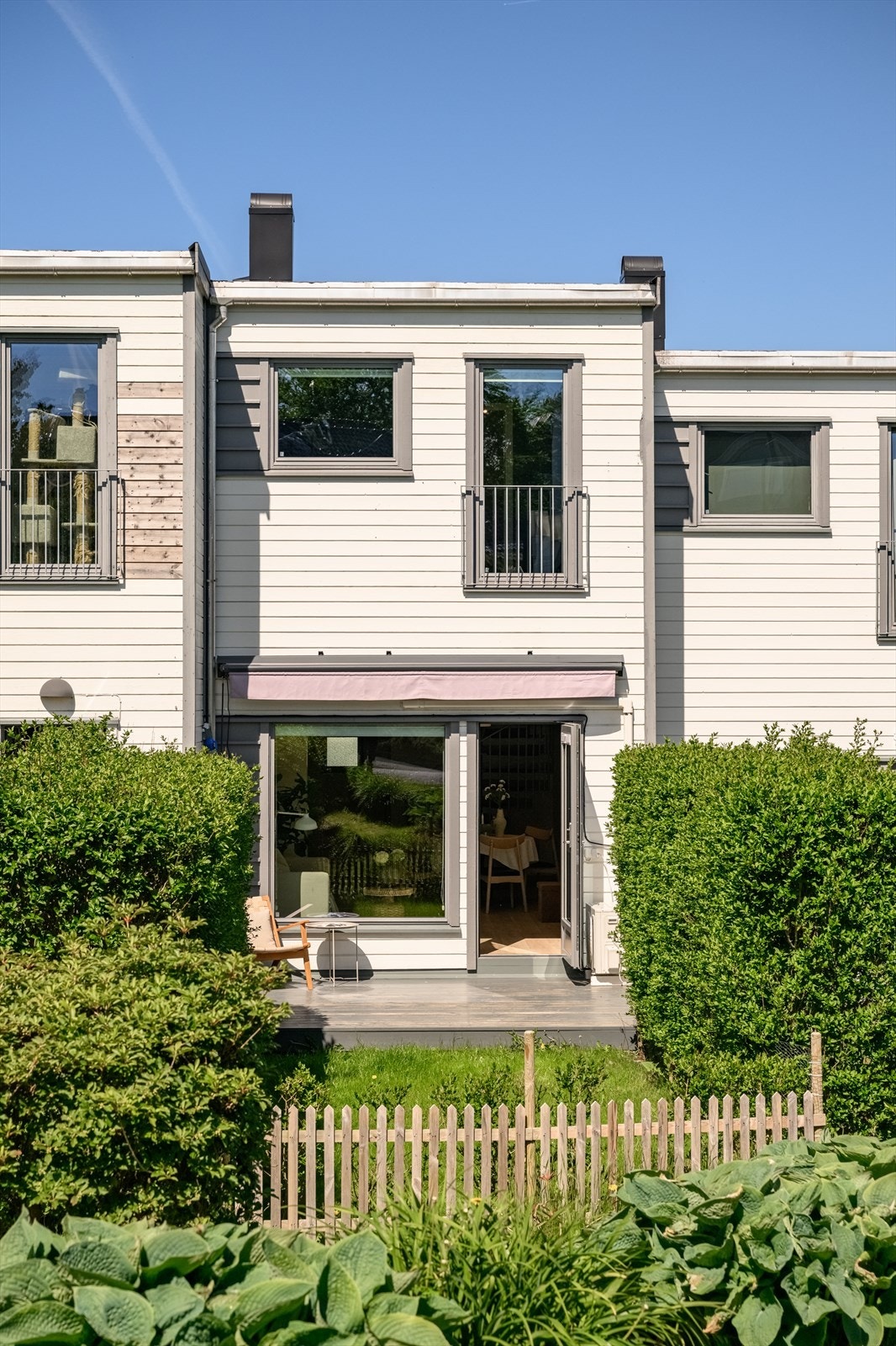 Boligen har to uteplasser, med en terrasse på 11 m² med utgang fra stuen og en usjenert hage.
Foto: Truls Schaal Galleribilde