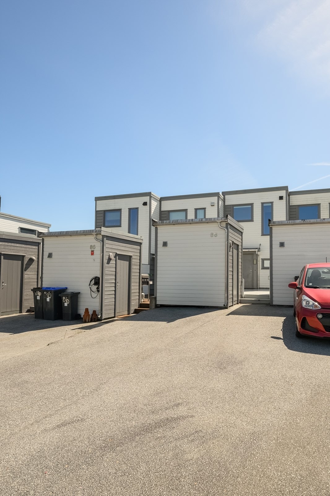 Parkering rett utenfor inngangen, med plass til 2 biler. Galleribilde