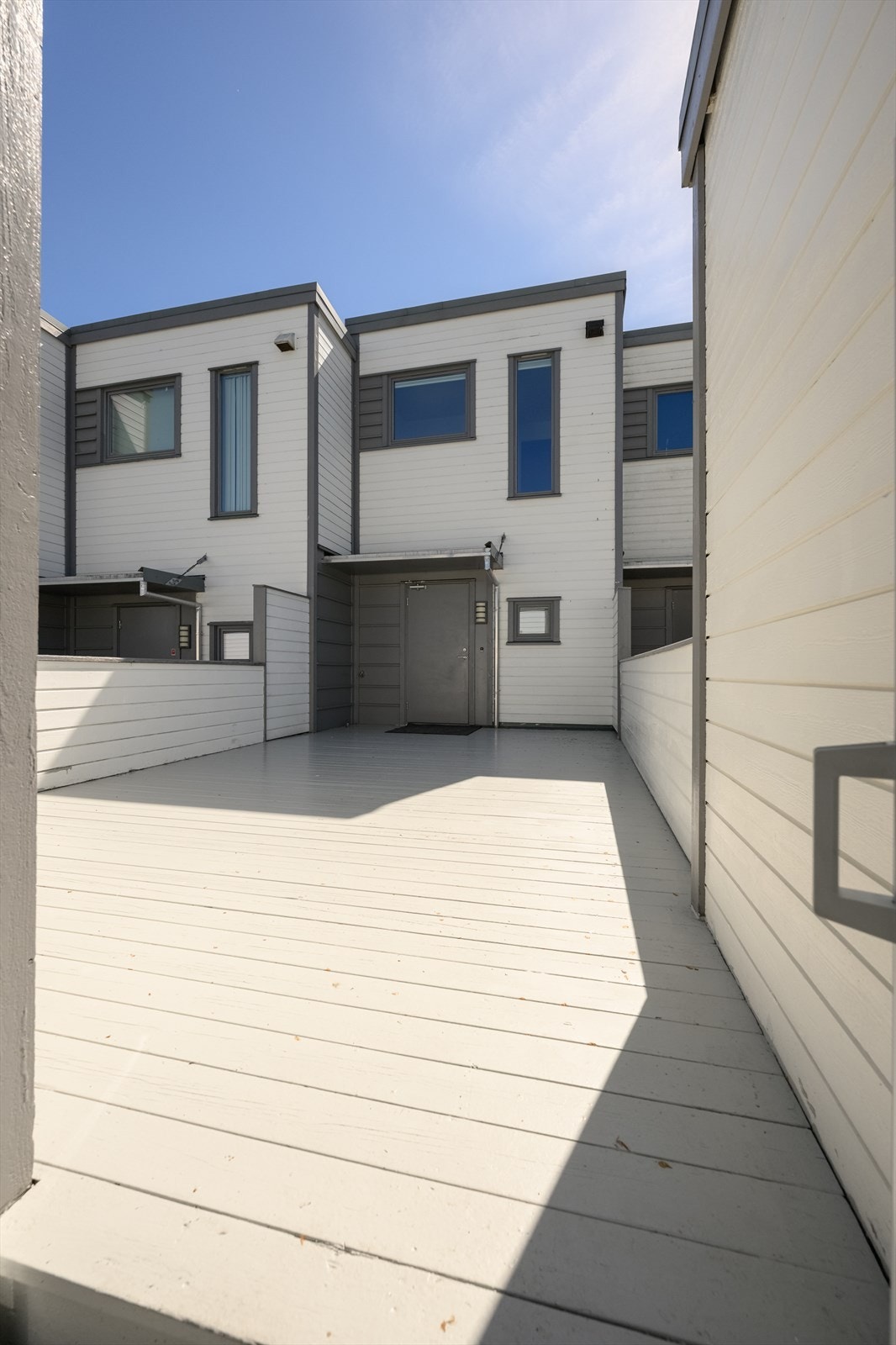 Ved inngangspartiet er det en terrasse som er en del av et samlet uteareal på 38 m². Galleribilde