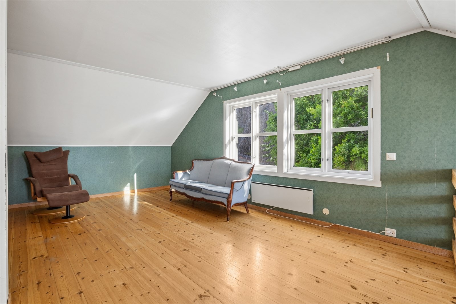 Stue/kjøkken har tregulv. Galleribilde