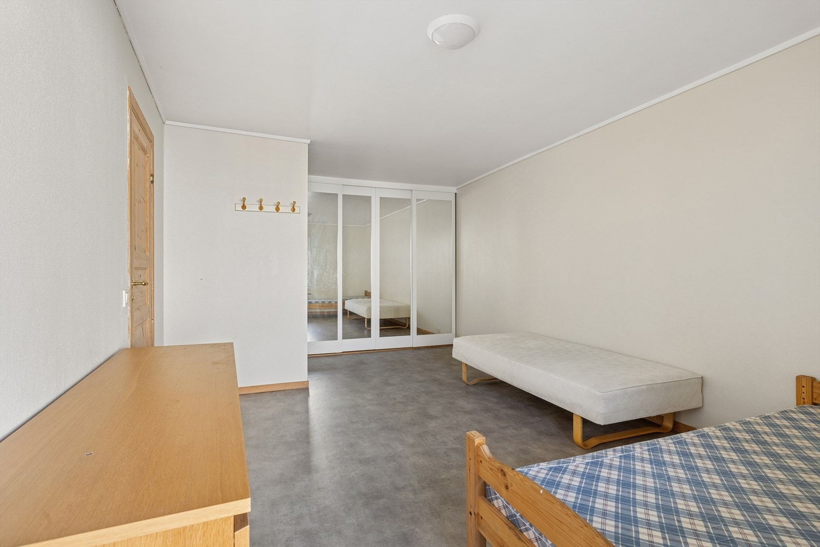 Det største soverommet har skyvedørsgarderobe med speilfronter langs én vegg. Galleribilde