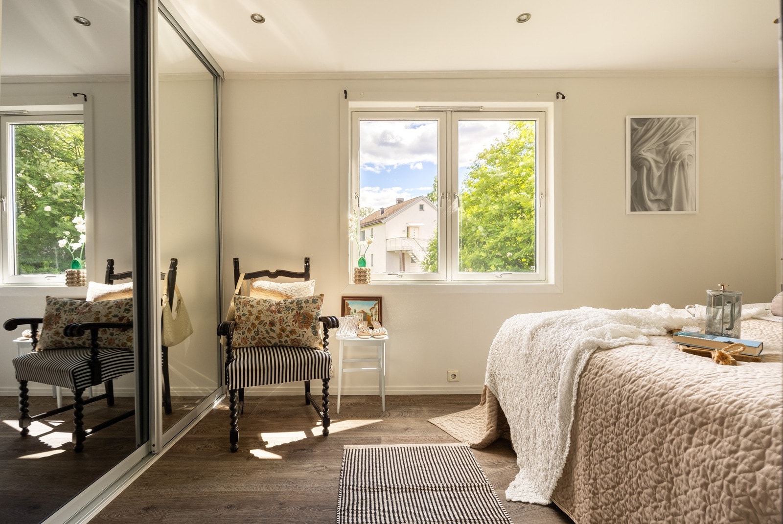 Hovedsoverom med stor skyvedørs garderobe, hvor man har gode oppbevaringsplass. Galleribilde