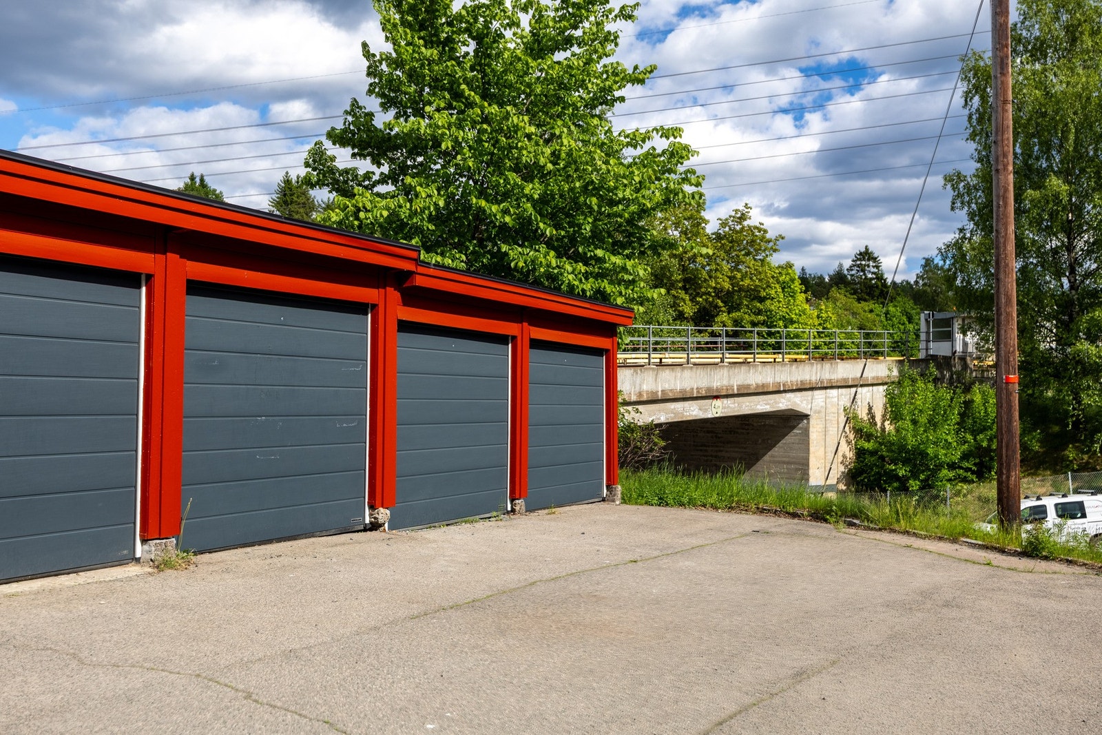 Leiligheten disponerer en parkeringsplass i felles garasjerekke nede ved veien. Galleribilde