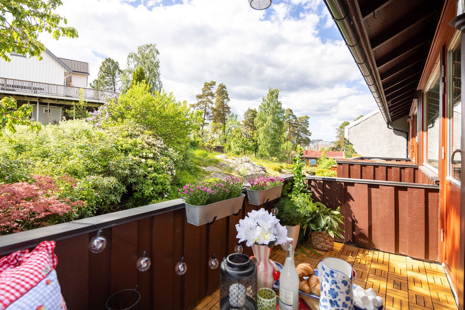 Vendt mot rolige og frodige områder. Svært hyggelig balkong på sommerstid. Galleribilde