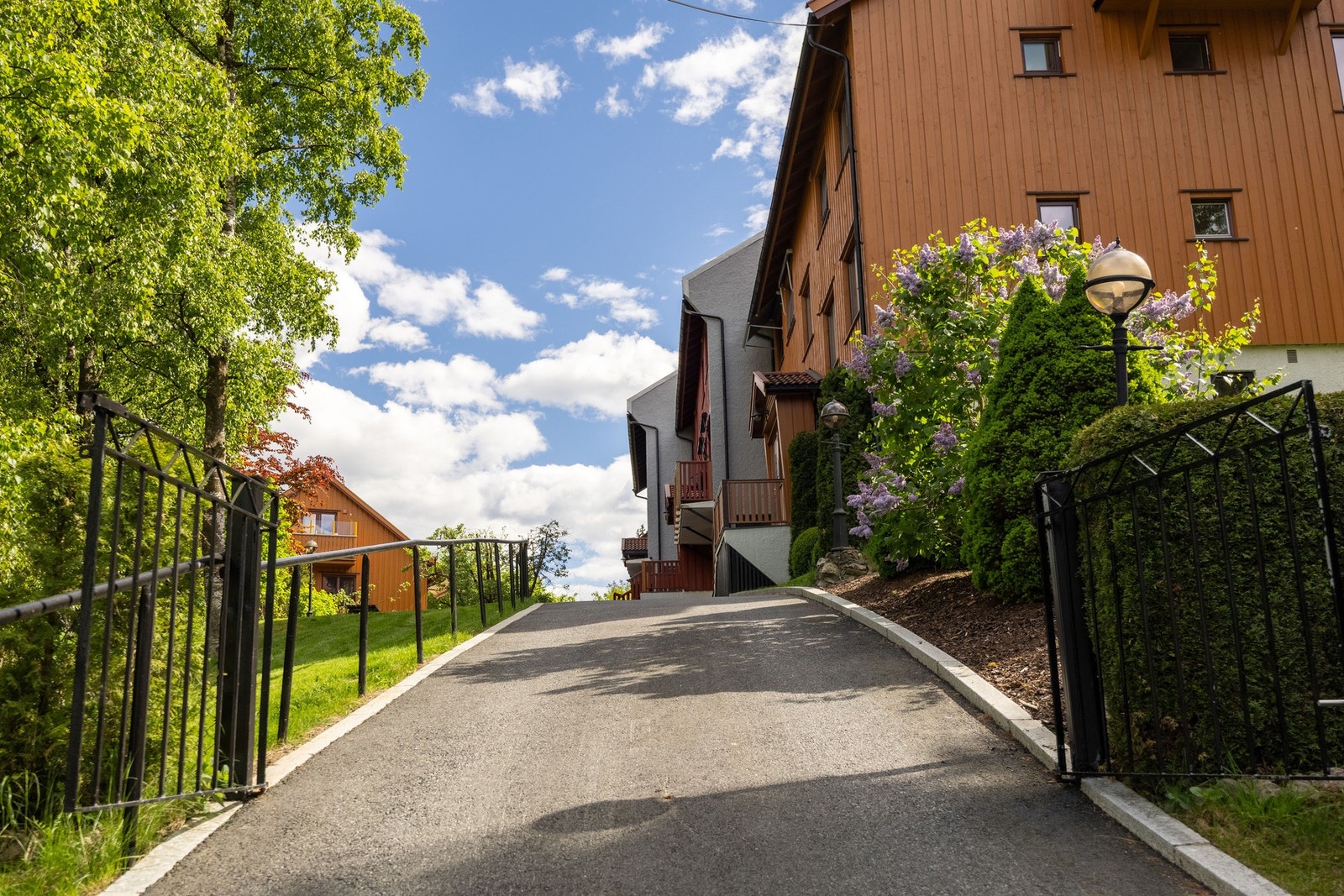 100 meter til Høyenhall t-bane som tar deg til Oslo sentrum på under 15 min. Galleribilde