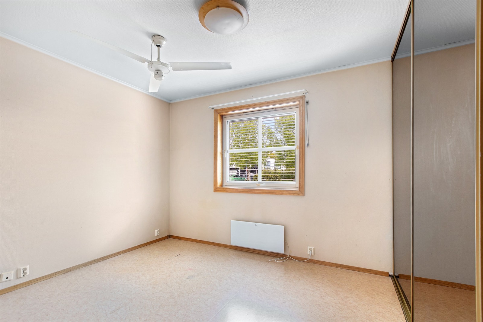 Soverom med skyvedørsgarderobe Galleribilde