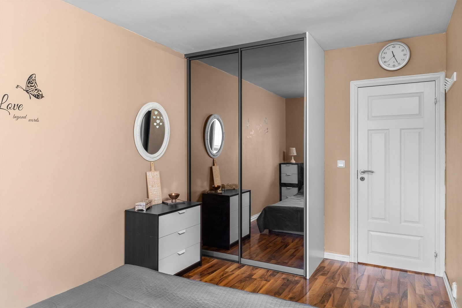 Her er det en skyvedørsgarderobe med speilfronter som har god plass til klesoppbevaring. Galleribilde