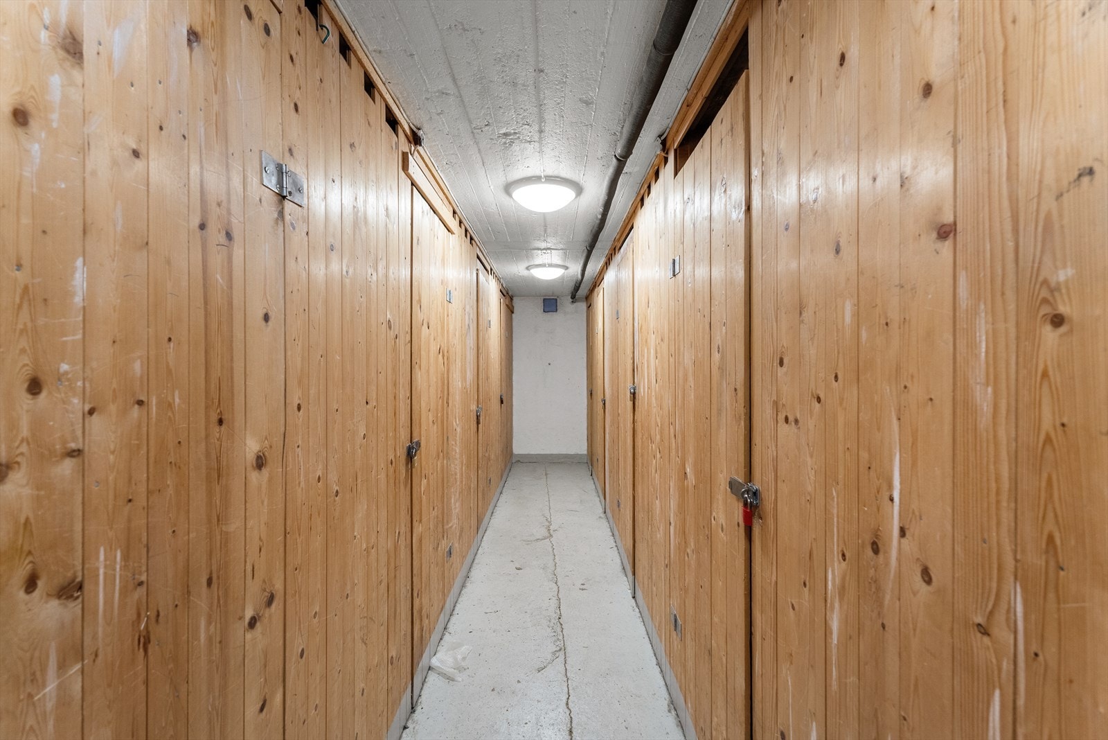 Leiligheten disponerer to boder i kjeller på henholdsvis ca. 1,5 og 3,7 m² samt fellesvaskeri og felles sykkelbod. Galleribilde