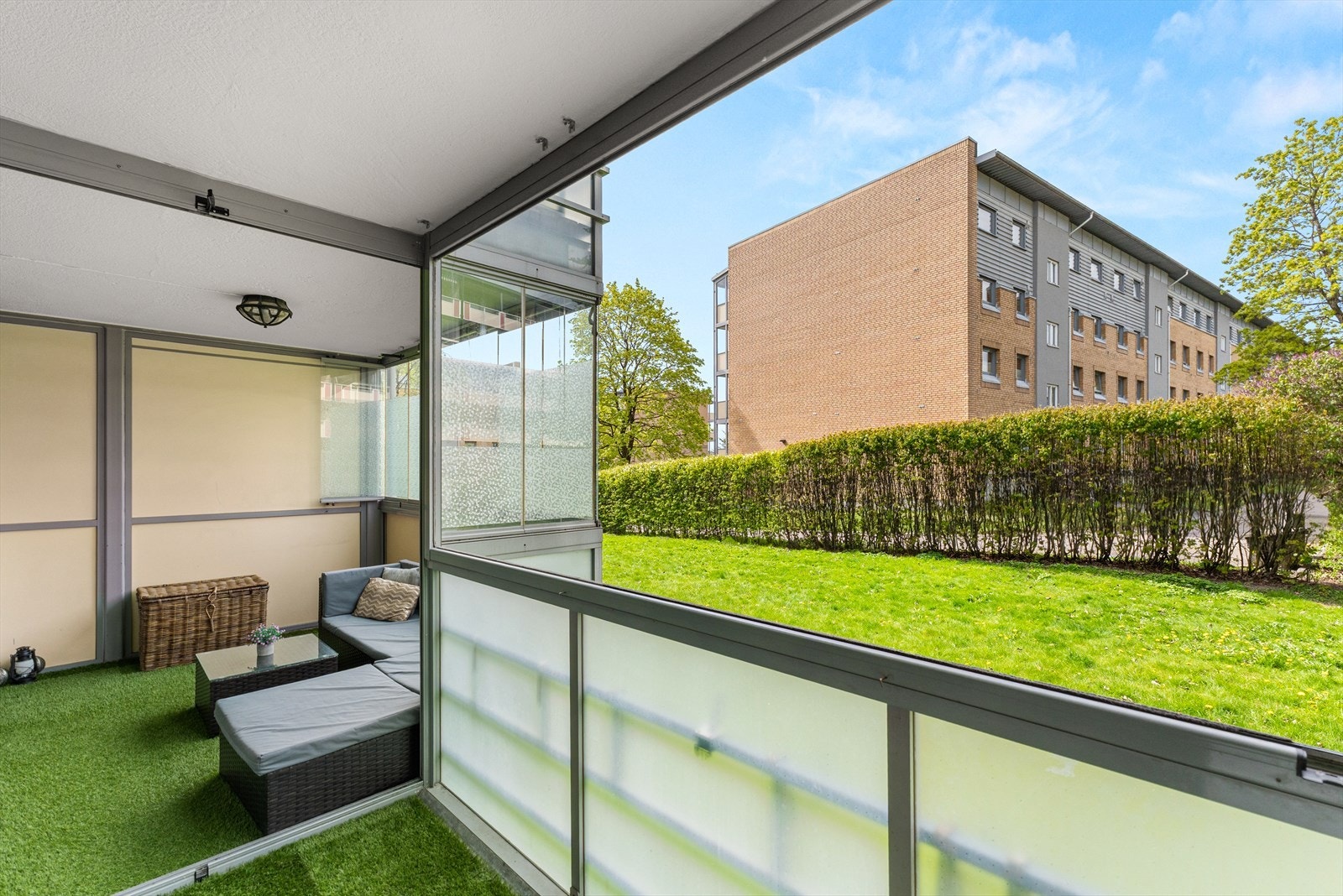 Fra stuen er det direkte utgang til en innglasset balkong, som forlenger oppholdsrommet og gir en lun uteplass året rundt. Galleribilde