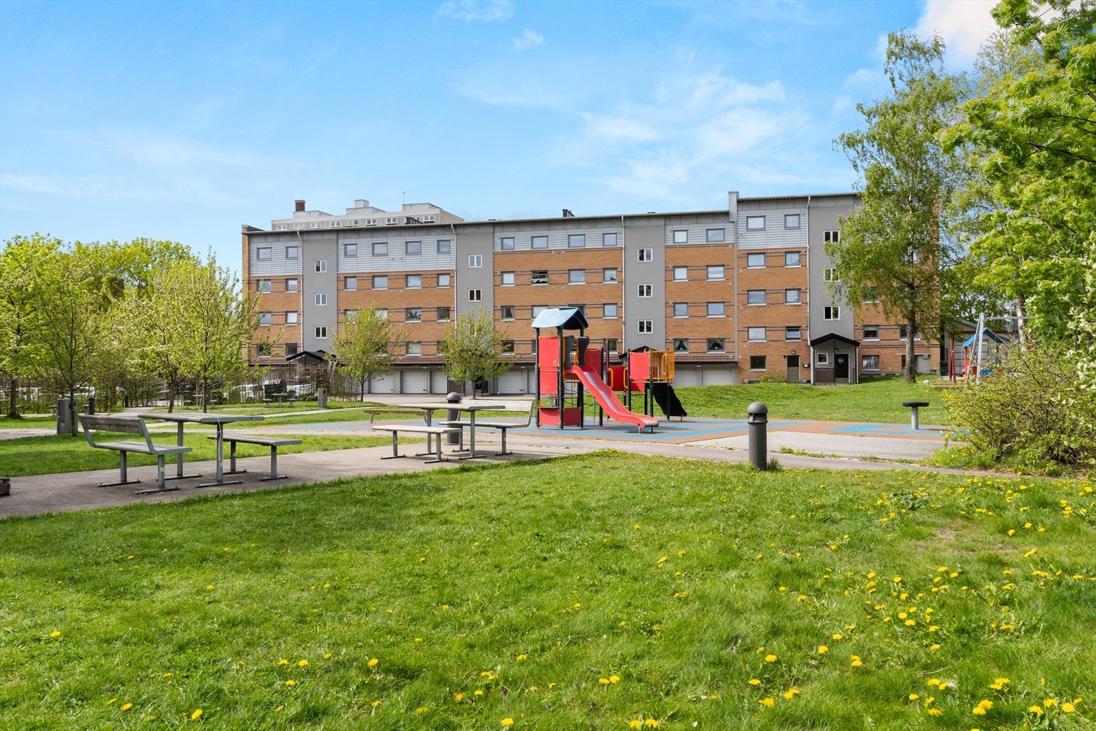 Meget barnevennlig omgivelser med lekeplass og sitte benker i nærheten. Galleribilde