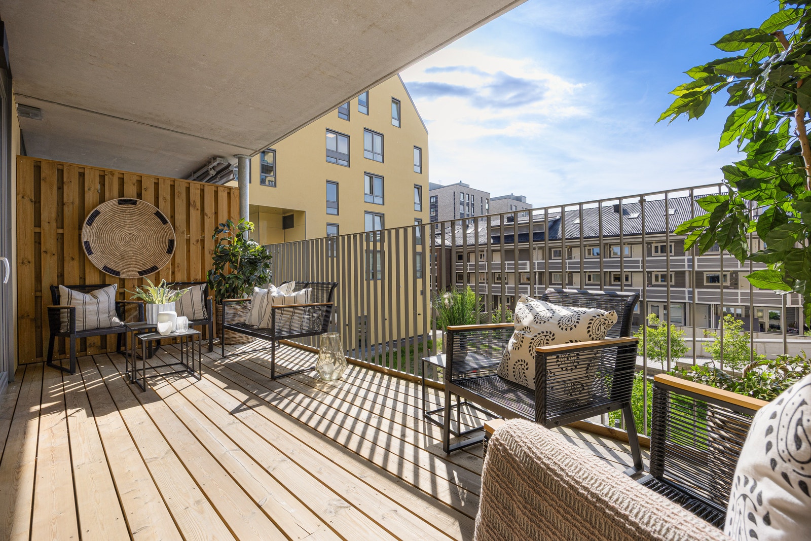 Leiligheten ligger vendt mot stille bakgård, og har vestvendt balkong på 14 kvadratmeter med utgang fra stue og soverom Galleribilde