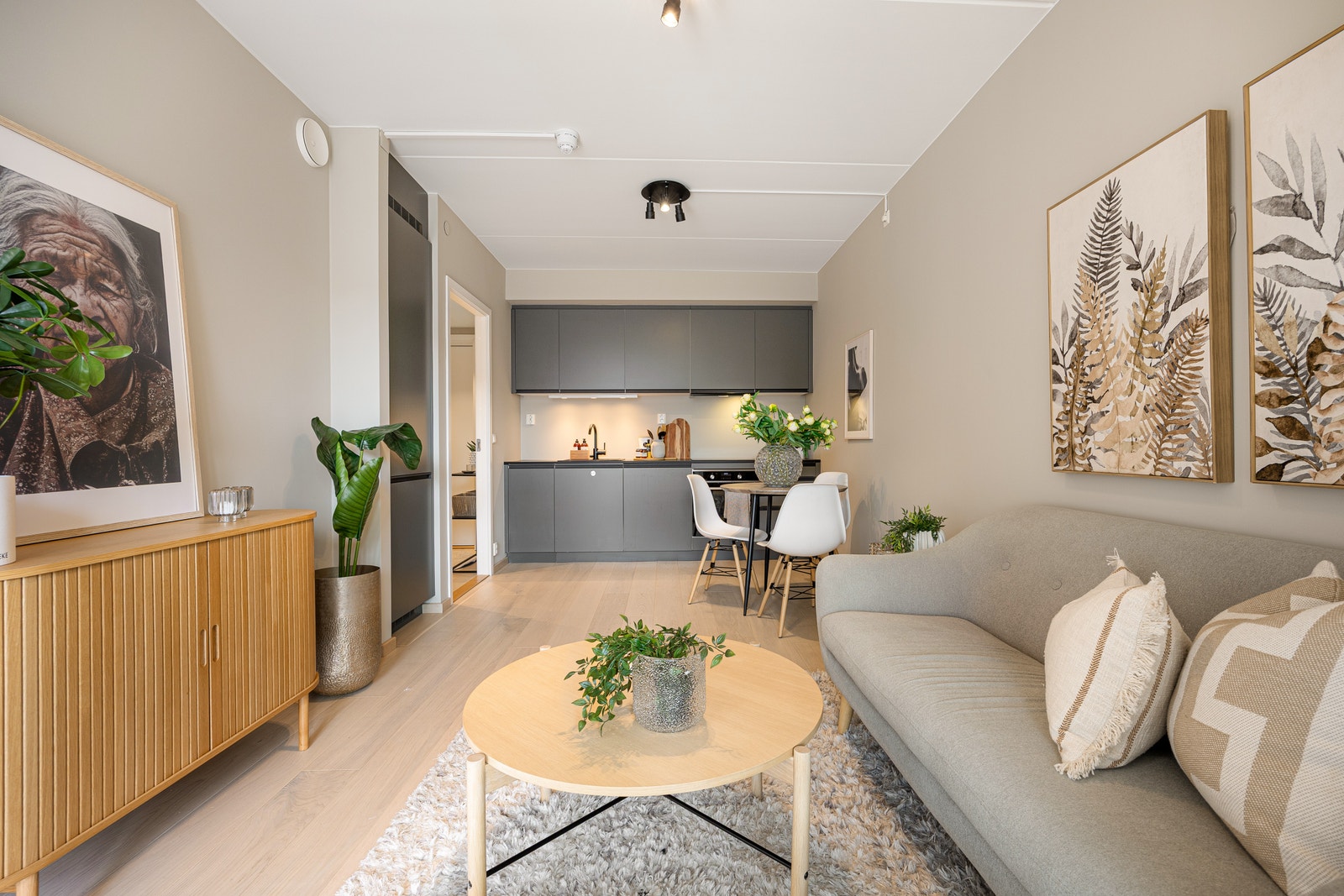 Det er plass til spise- og sofagruppe i stuen Galleribilde