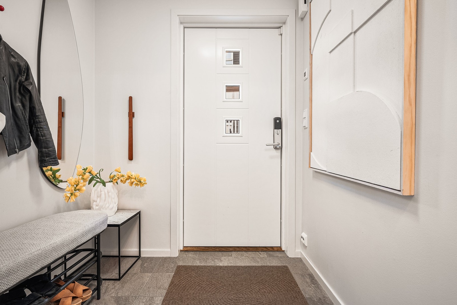 Entréen har god plass til yttertøy og sko Galleribilde