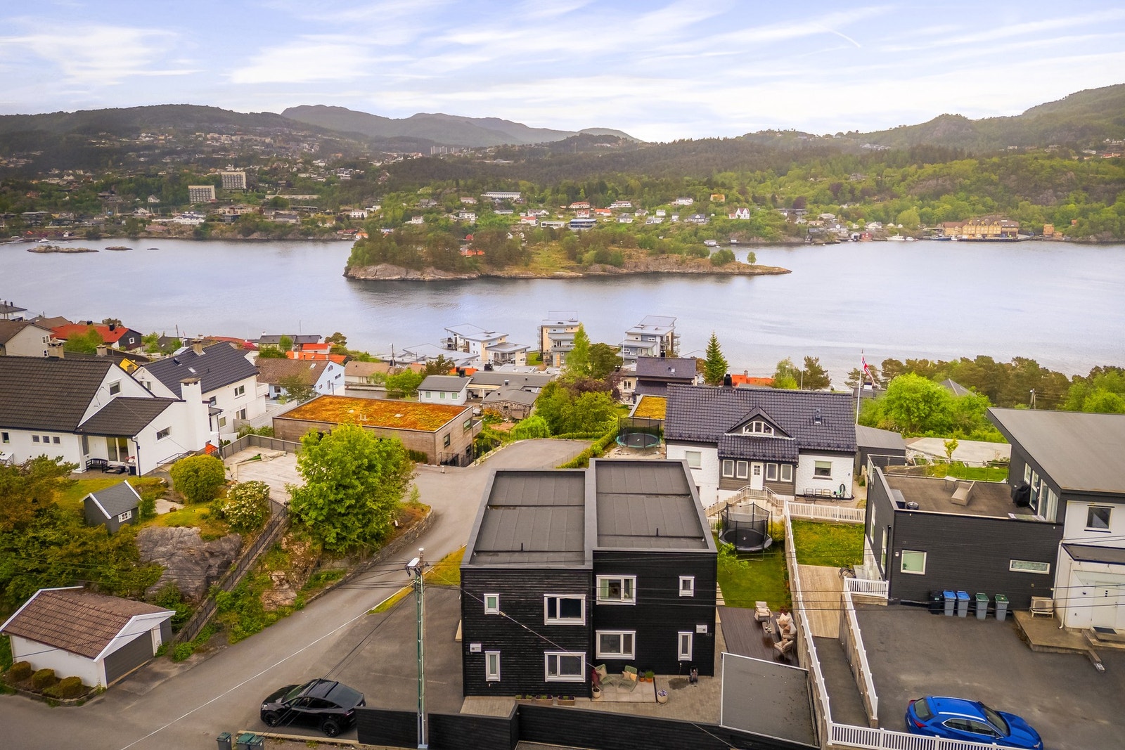 Fin beliggenhet mellom fjord og fjell, kun 7,5 km fra Bergen sentrum Galleribilde