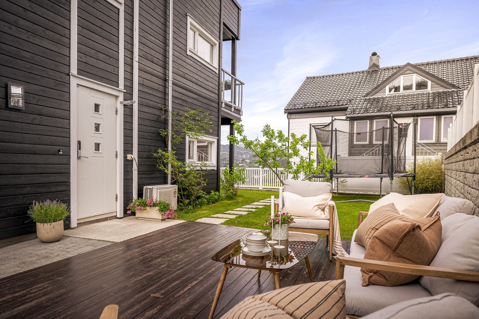 Boligen har mange fine uteplasser som sikrer sol fra morgen til kveld midtsommers Galleribilde