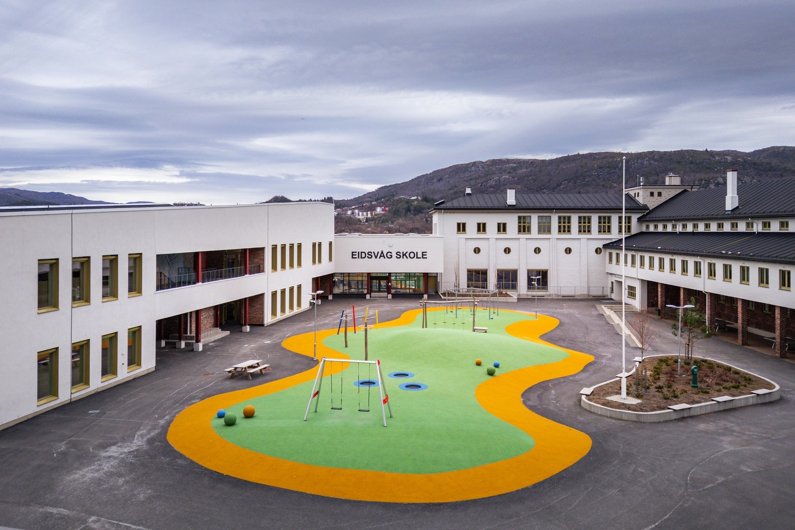 Det er kun 800 meter med trygg og lite trafikkert skolevei til Eidsvåg skole Galleribilde