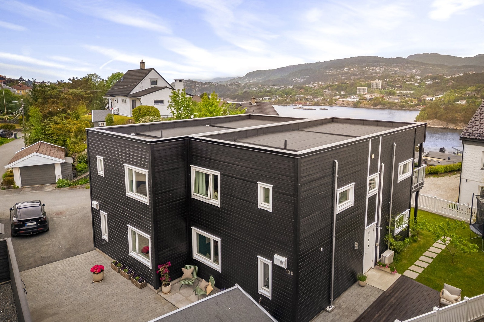 Boligen har parkering til 2 biler på felles parkeringsplass - Det er lader til elbil på parkeringsplassen Galleribilde