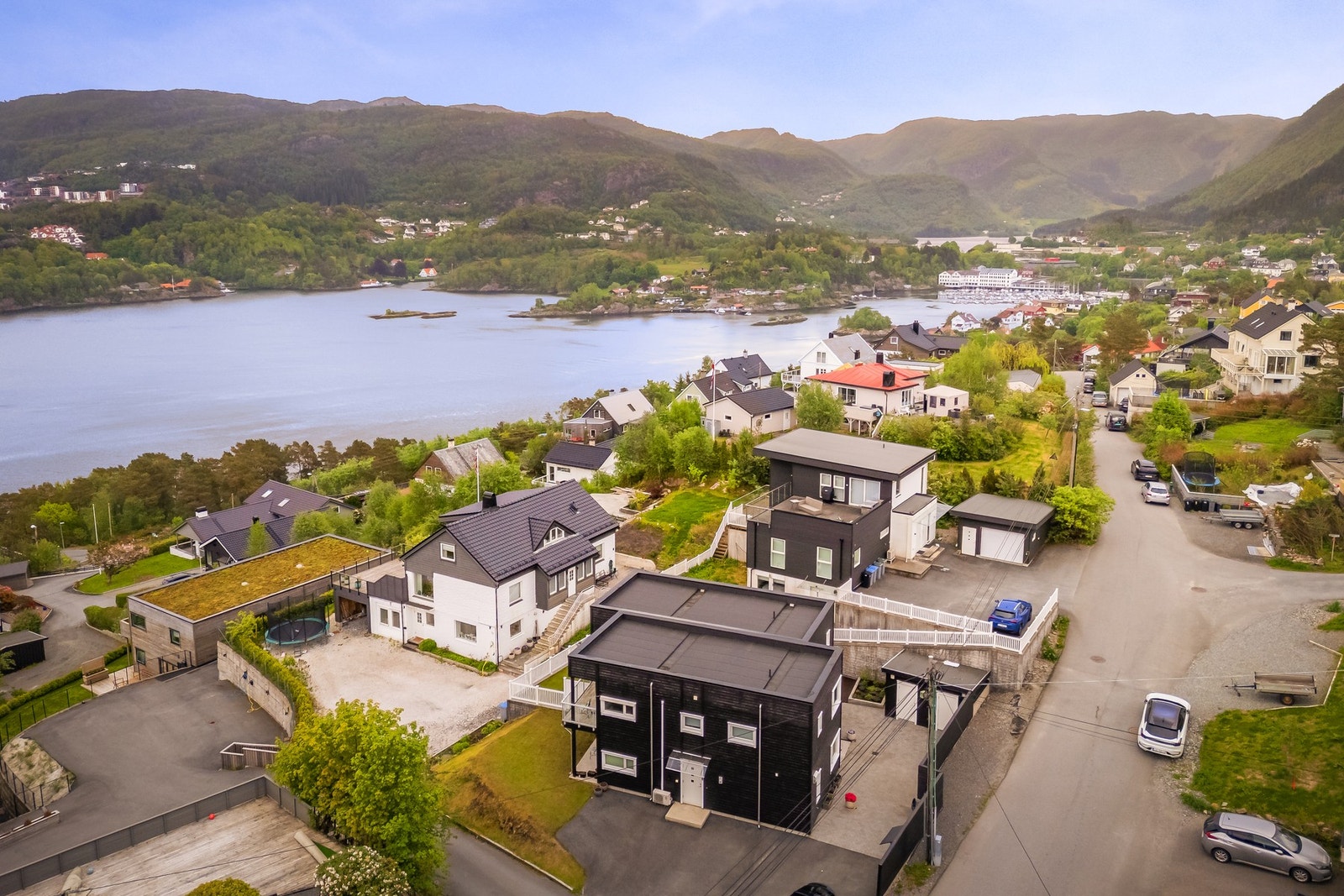 Her har du både sjø med fiske- og bademuligheter, samt fine turstier i fjell like i nærheten Galleribilde