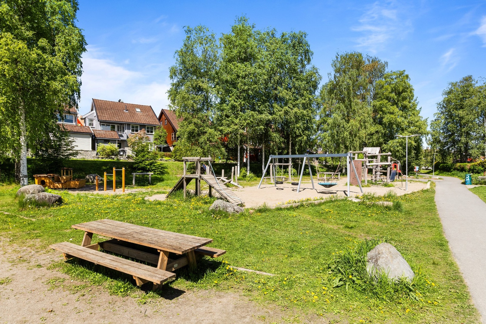 Meget barnevennlige fellesarelaer med stor lekeplass Galleribilde