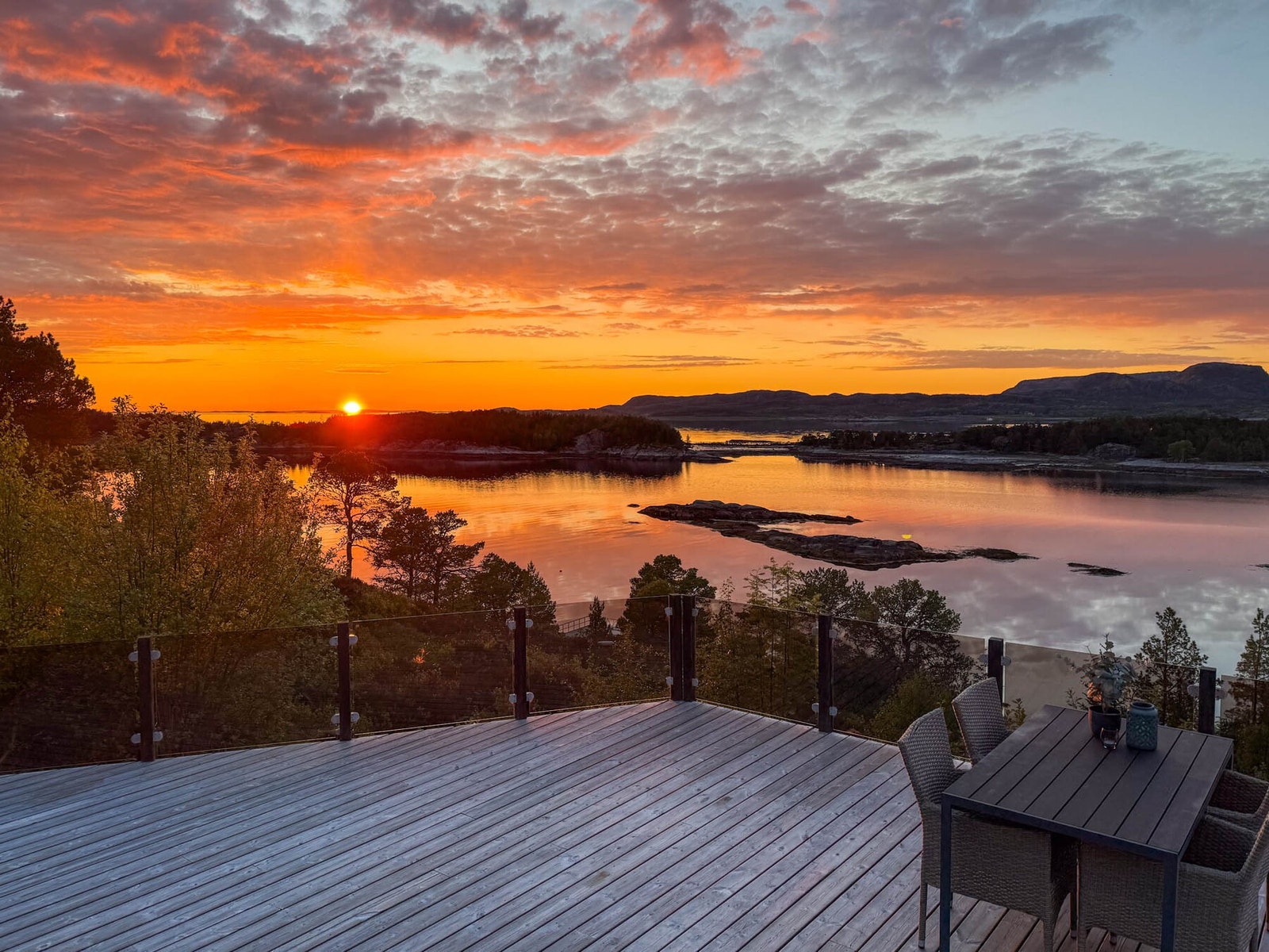 Sjeldent fine solforhold og sen solnedgang mot havet. Galleribilde