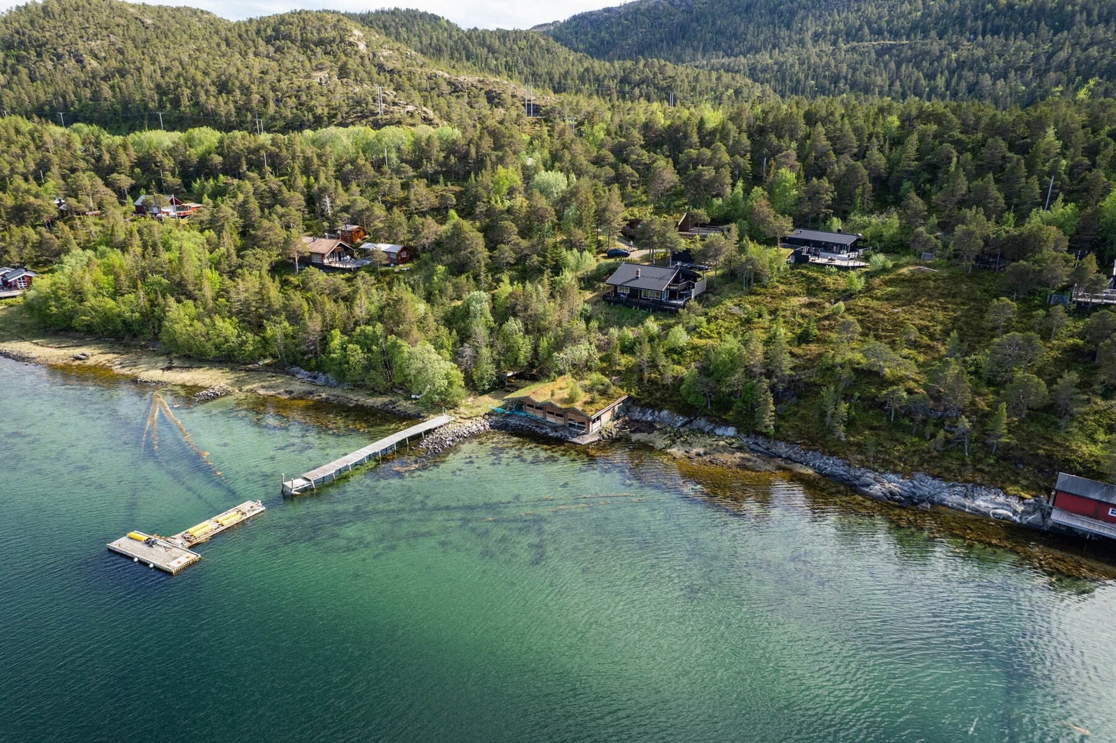 Faksdal Brygge som ligger rett på andre siden (Jøa), er et flott spisested sommerstid. Lokal butikk er kun ca. 15 min kjøretur unna. Galleribilde